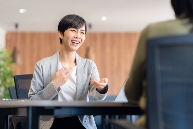 後輩や部下の馴染みのある言葉や、受け取りやすい言葉をつかって会話しよう