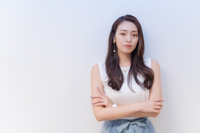 不機嫌な表情は孤独を招く。まずは自覚して視点を変えるとご機嫌になれる。