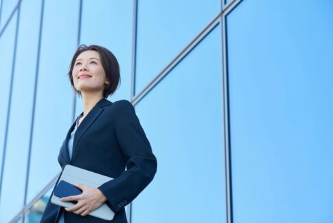 職場やプライベートで、他人と自分をついつい比較してしまい、「私なんてまだまだダメだ」「もっと頑張らなくちゃ」と感じること、ありませんか？ 特に40代女性の管理職やリーダー職の方にとって、これらの悩みは非常に多く見られる課題です。 社会的な成功や家庭の両立を実現しているにも関わらず、自分に満足できず、心のどこかで不安や自己否定感が拭いきれない。そんな思いに囚われていませんか？ 自己否定が生まれる背景とは？ そもそも、ネガティブな考えや自己否定感はどこから来るのでしょうか？ 多くの場合、私たちが育ってきた環境や、親や教師、友人との人間関係の中で形作られてきた「考え方の癖」に起因していていると考えられています。 たとえば、厳しい期待をかけられて育った方や、失敗に対して過度に責められる経験をした方は、「もっと努力しなければ評価されない」という考え方が根付いていることがあります。 このような背景が、無意識のうちに自己を否定する気持ちが強くなってしまうのですね。 ネガティブ思考への対処法は行動を変える そんなとき、無理にポジティブになろうとする必要はありません。 「考え方を180度変える」ことは一朝一夕でできるものではなく、むしろそのプレッシャーが新たなストレスとなる場合もあります。 そこで、私がおすすめするのは、「思考」を変えるのではなく「行動」を変えてみることです。 具体的には、以下のような小さな行動を取り入れることをお勧めします。 1． 日々の成功体験を記録する 1日の終わりに、自分が「今日できたこと」「良かったこと」を3つノートやスマホに記録する習慣を持ちましょう。 これにより、普段から自分のポジティブな側面を探すという習慣がつきます。 2. 自分への問いかけを変える たとえば、「今日、何がうまくいった？」と自分に優しく問いかけることで、自己否定のスパイラルを止める手助けとなります。 最初は些細なことでも構いません。たとえば「時間通りに仕事を終えた」「家庭と仕事をうまく両立した」など、小さな成功を積み重ねることが重要です。 これらの行動を通じて、自分自身への意識が徐々に変わり始めます。 数週間、数ヶ月と続けていくことで、自分の「できている部分」に自然と目が向くようになります。 小さな一歩を踏み出す勇気を持とう ネガティブ思考に囚われることは誰にでも起こり得ることです。しかし、それを乗り越える方法は必ずあるのです。 まずは今日から、「自分を否定するのではなく、受け入れる」小さな行動を始めてみてください。 心のケアについて、詳しい内容を電子書籍でも解説しています。 詳細はこちら。 https://www.amazon.co.jp/dp/B0F28KF47V まとめ 思考ではなく行動を変えることから始めよう